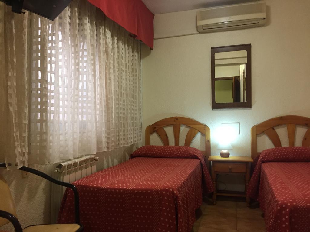 Hostal Jacinto Алькала-де-Енарес Екстер'єр фото