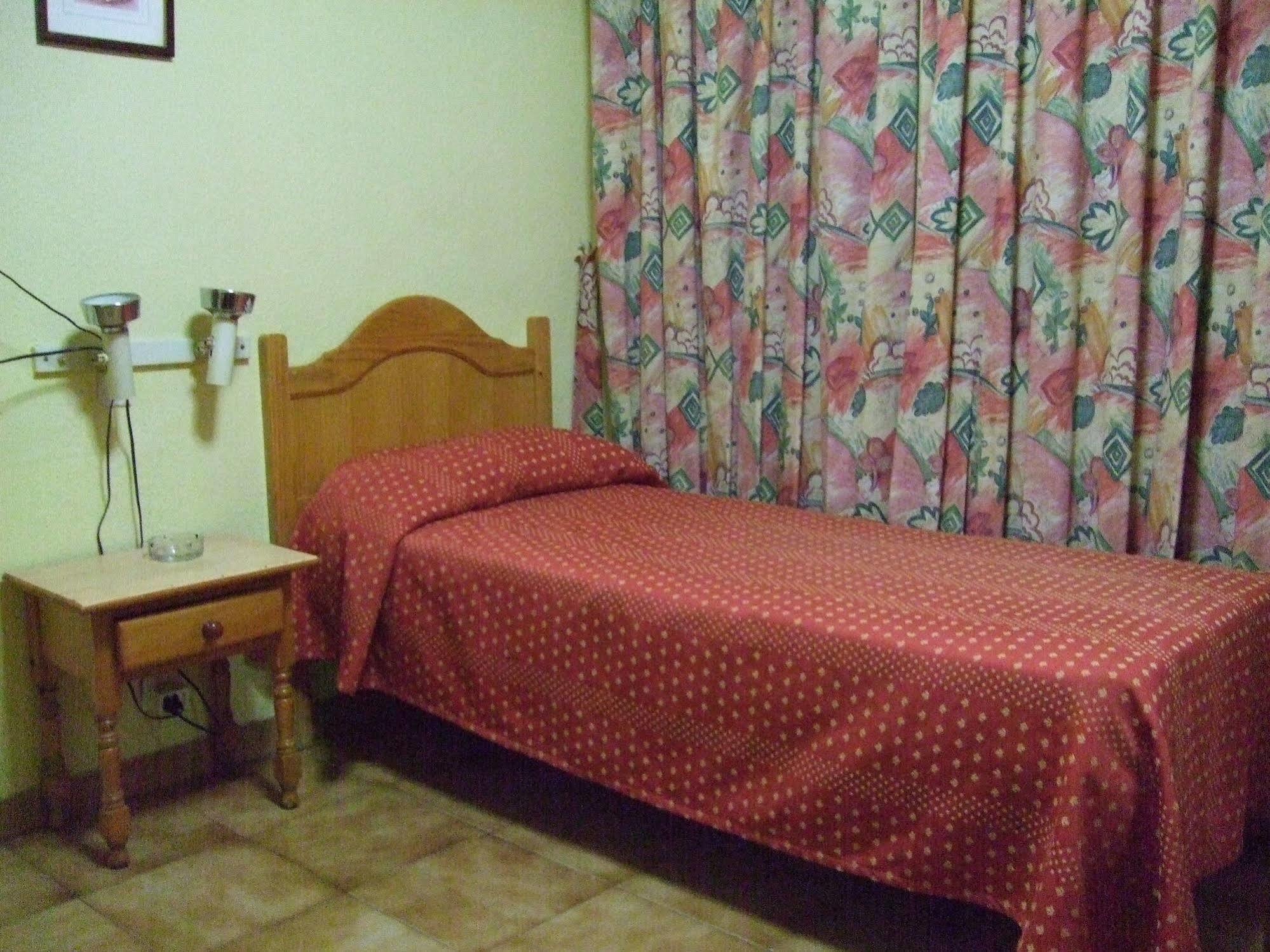 Hostal Jacinto Алькала-де-Енарес Екстер'єр фото