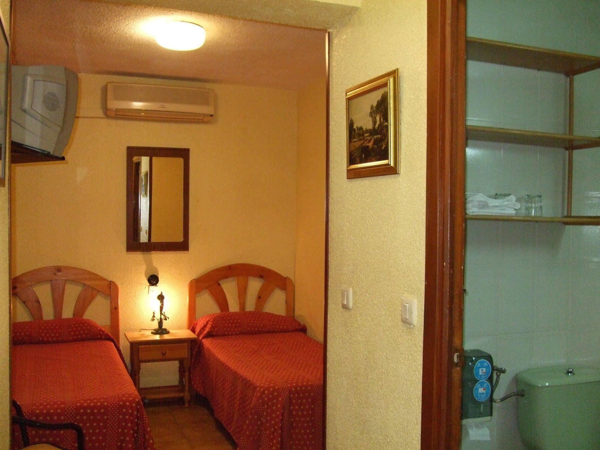Hostal Jacinto Алькала-де-Енарес Екстер'єр фото