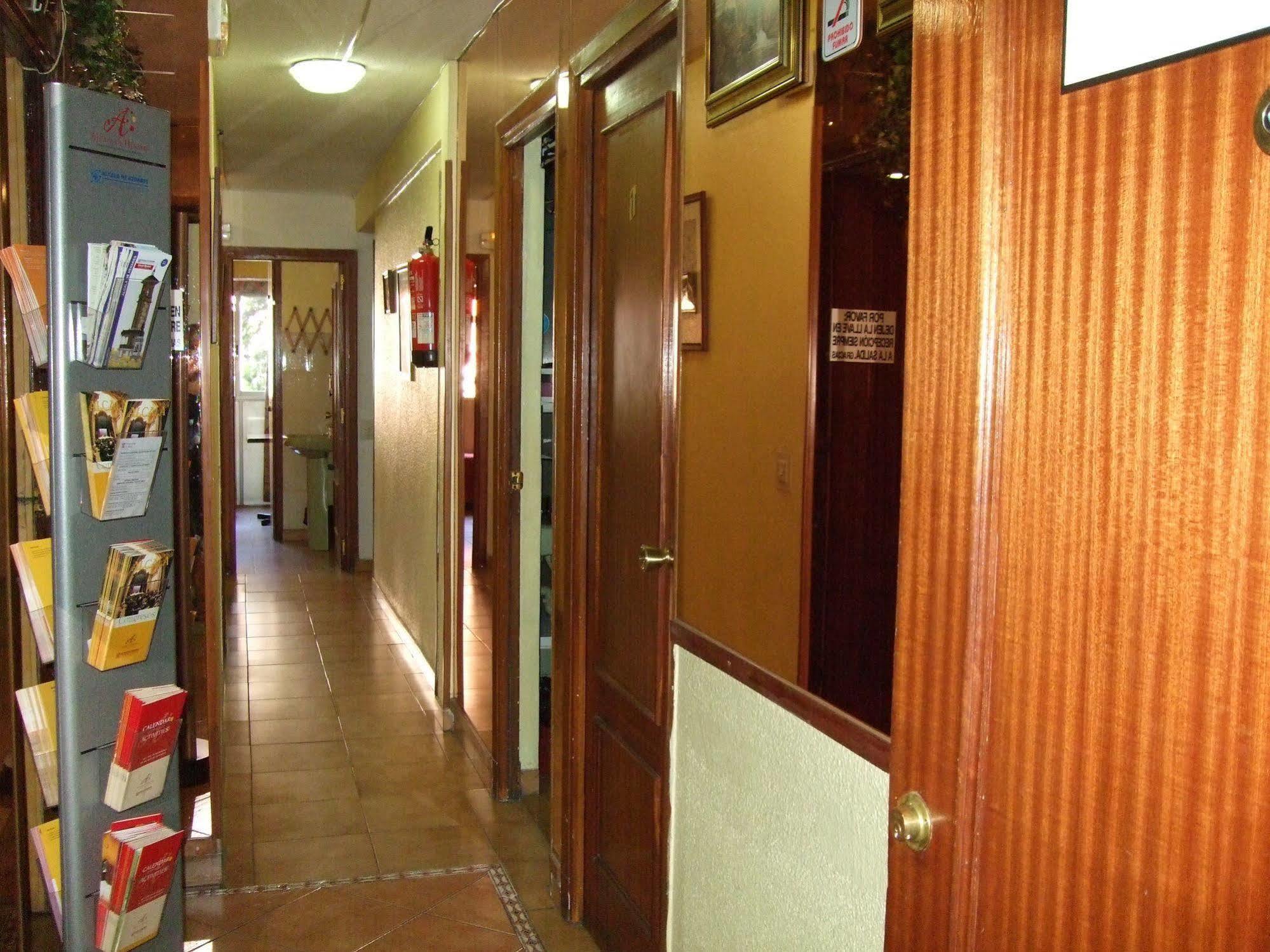 Hostal Jacinto Алькала-де-Енарес Екстер'єр фото